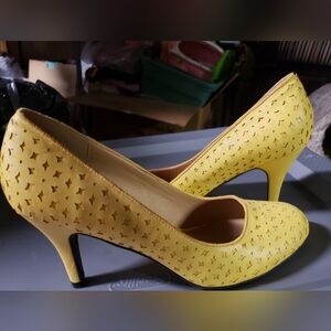 Size 11 Retro Pumps cutout yellow shoes heels Andres Machado fits wide foot new